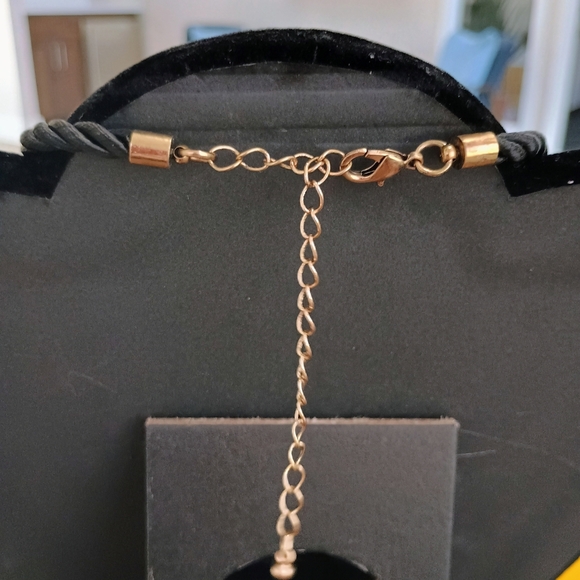 Elegant Floral Necklace with Gold and White Accents - Picture 4 of 4